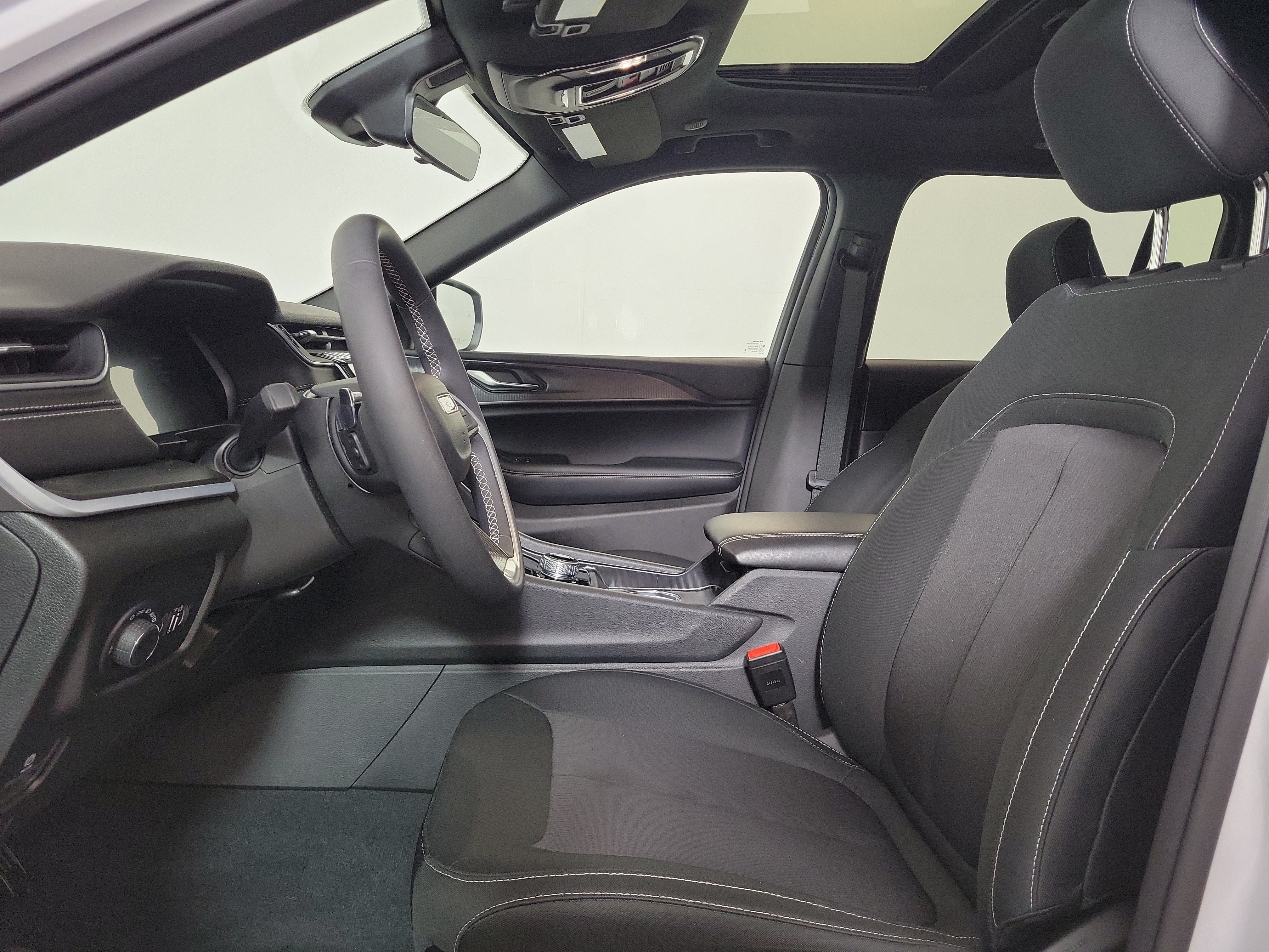 Used 2025 Jeep Grand Cherokee Laredo X RWD image 12