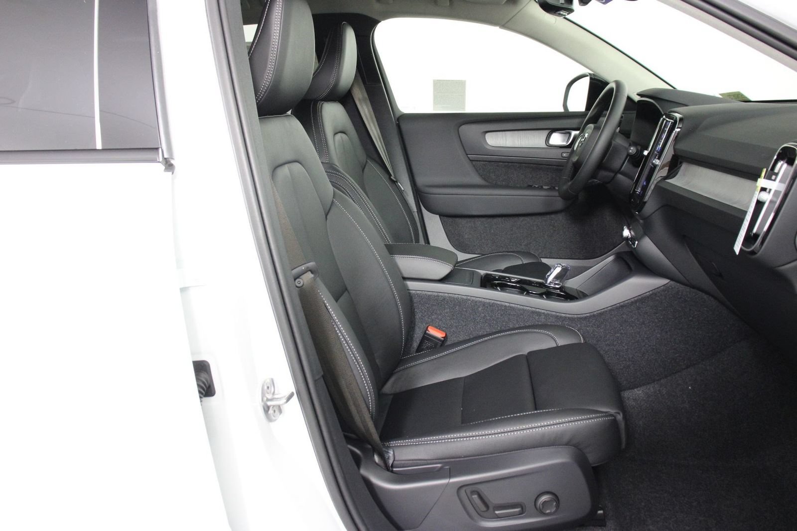 New 2026 Volvo XC40 B5 Plus w/ Climate Package AWD/4WD image 10