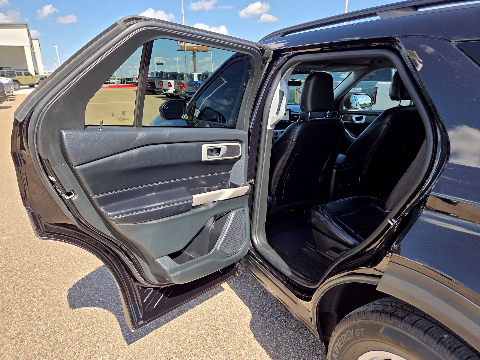 Used 2023 Ford Explorer XLT w/ Equipment Group 202A RWD image 13