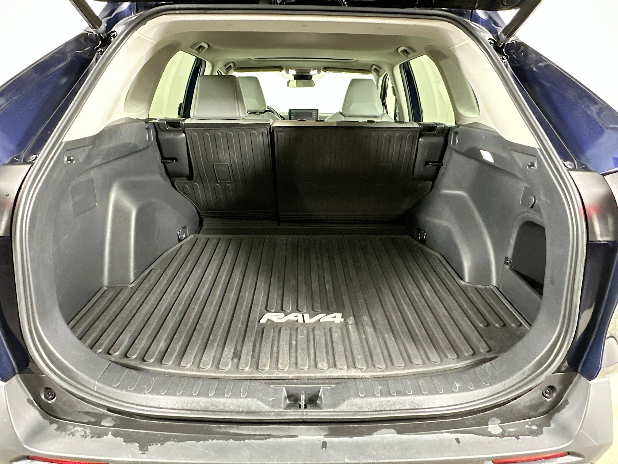 Used 2022 Toyota RAV4 XLE Premium image 28