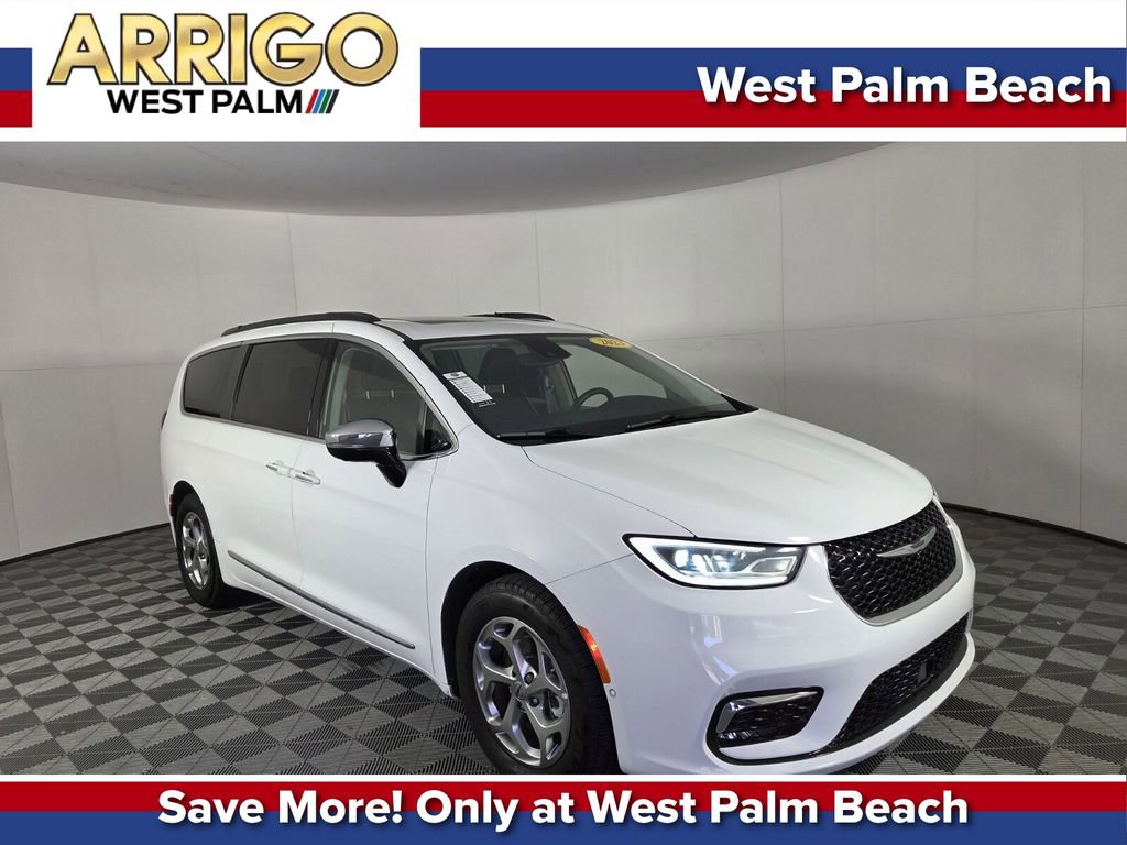 Used 2023 Chrysler Pacifica Limited w/ Uconnect Theater Family Group image 1