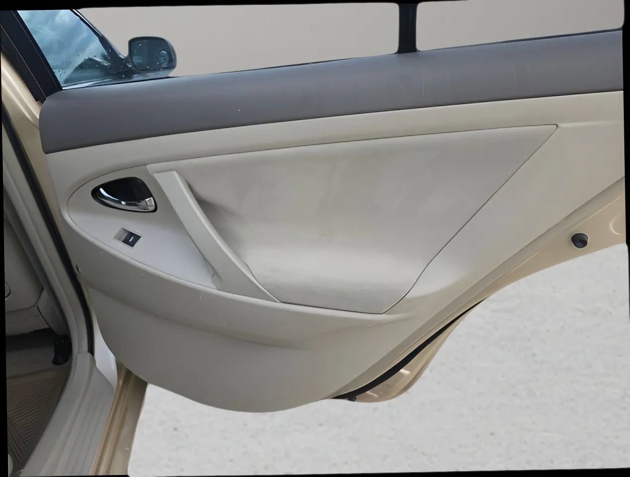 Used 2010 Toyota Camry LE image 16