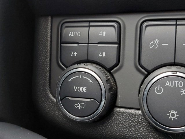 Used 2024 Chevrolet Suburban High Country image 12