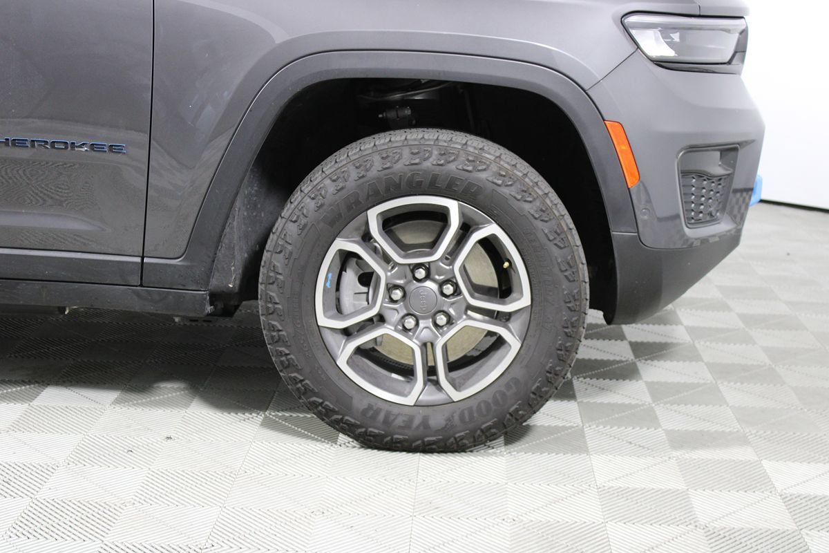 Used 2022 Jeep Grand Cherokee Trailhawk w/ Advanced Protech Group II AWD/4WD image 8