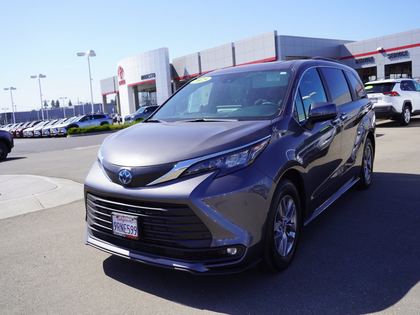 Used 2025 Toyota Sienna XLE w/ XLE Plus Package FWD image 7