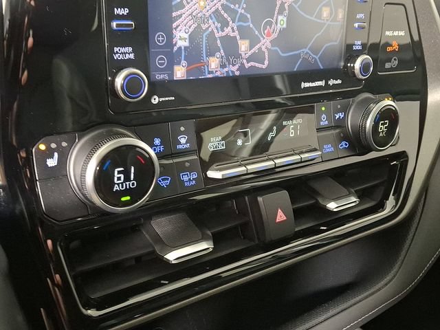 Used 2020 Toyota Highlander XLE AWD/4WD image 19