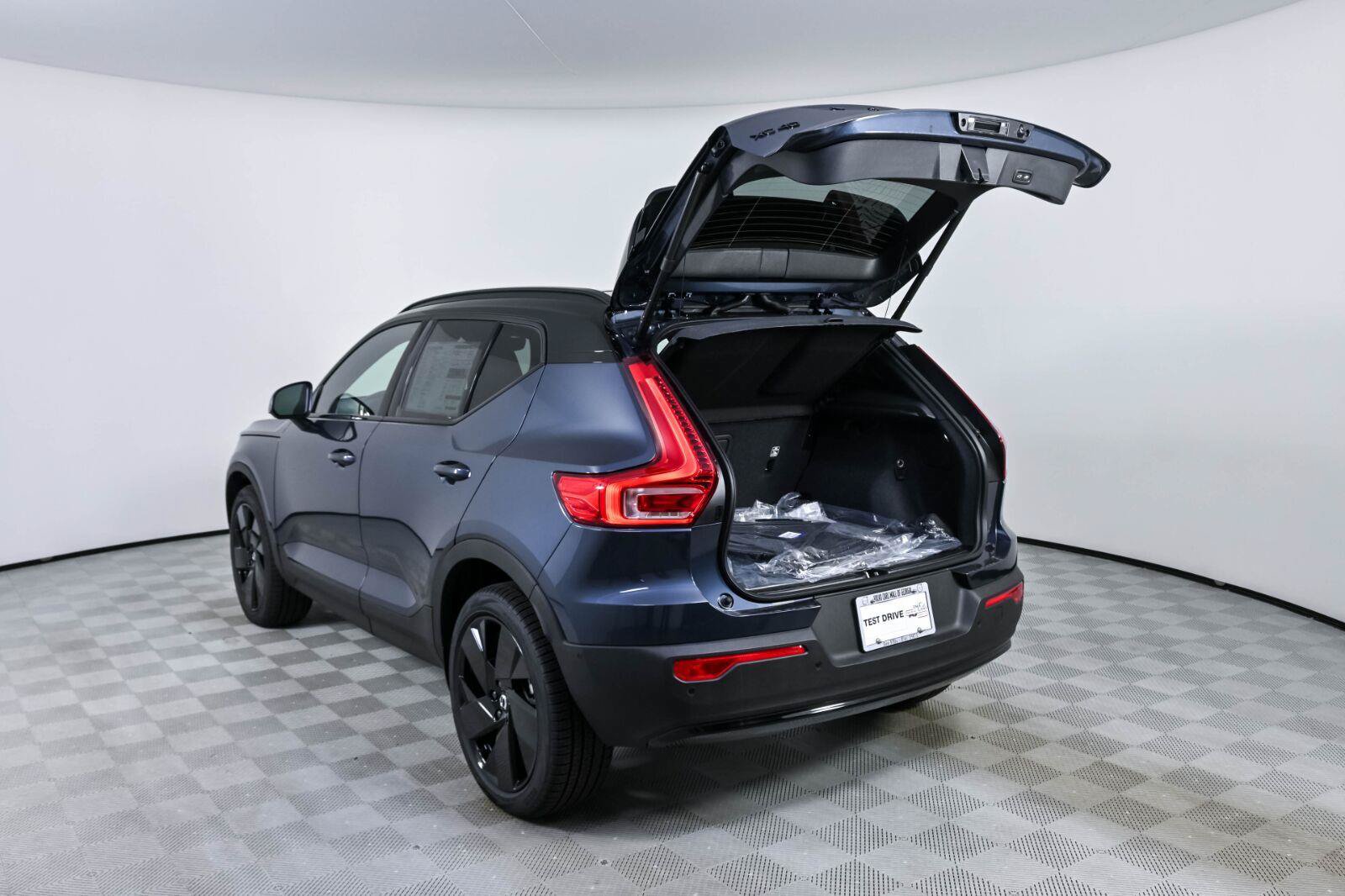 New 2026 Volvo XC40 B5 Ultra w/ Protection Package Premier AWD/4WD image 32