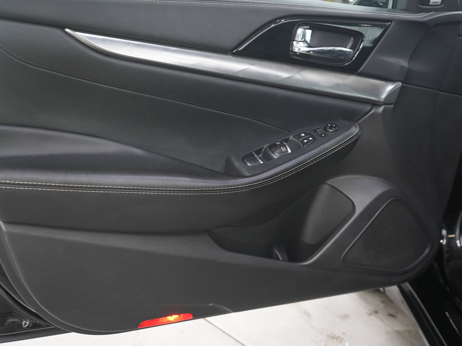 Used 2023 Nissan Maxima SL FWD image 19