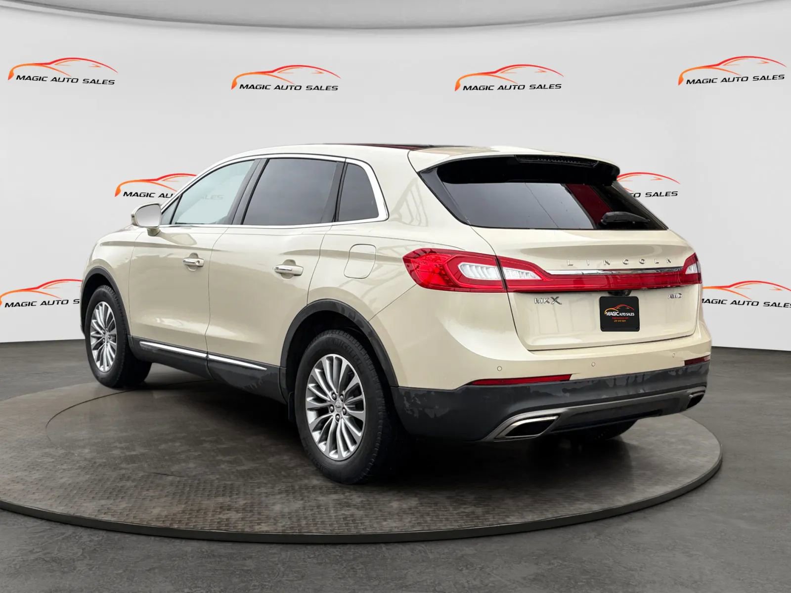 Used 2018 Lincoln MKX Select w/ Select Plus Package image 4