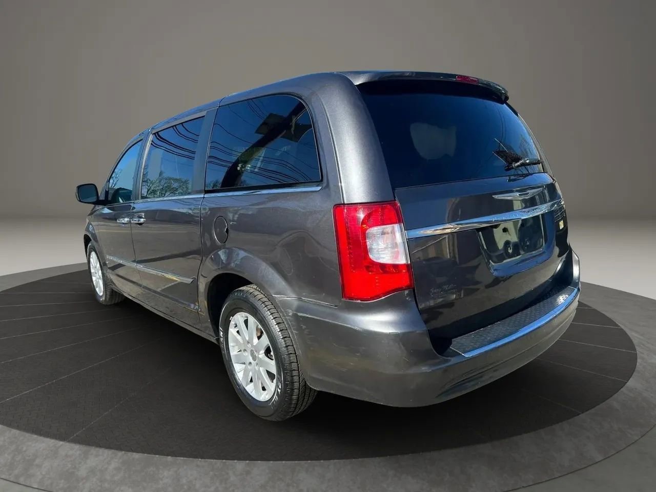Used 2016 Chrysler Town & Country Touring w/ Driver Convenience Group image 7