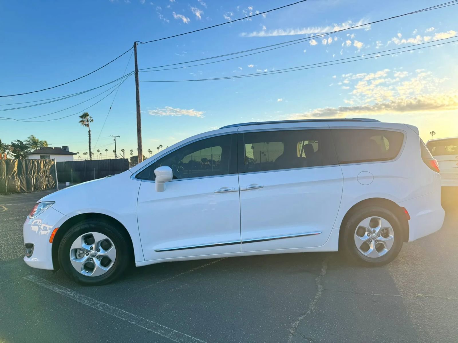 Used 2017 Chrysler Pacifica Touring-L Plus FWD image 2