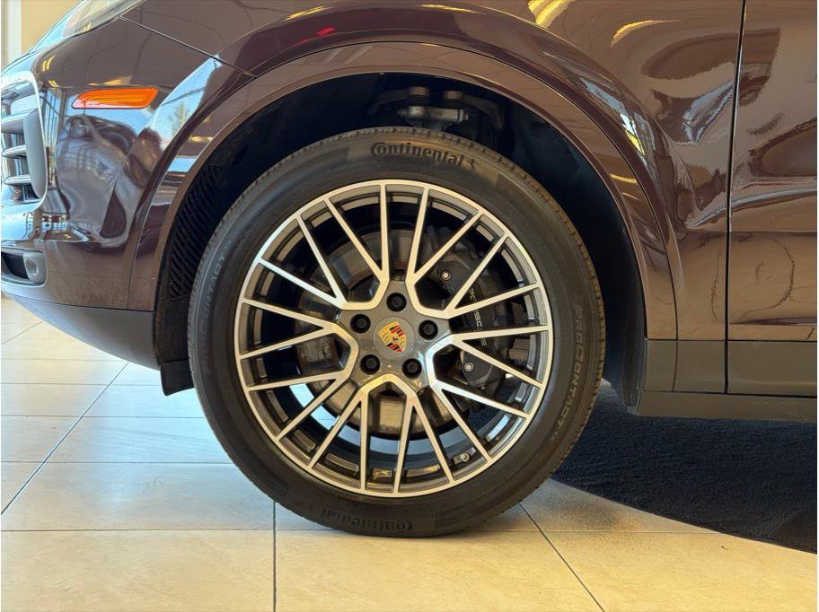 Used 2022 Porsche Cayenne Platinum Edition image 8