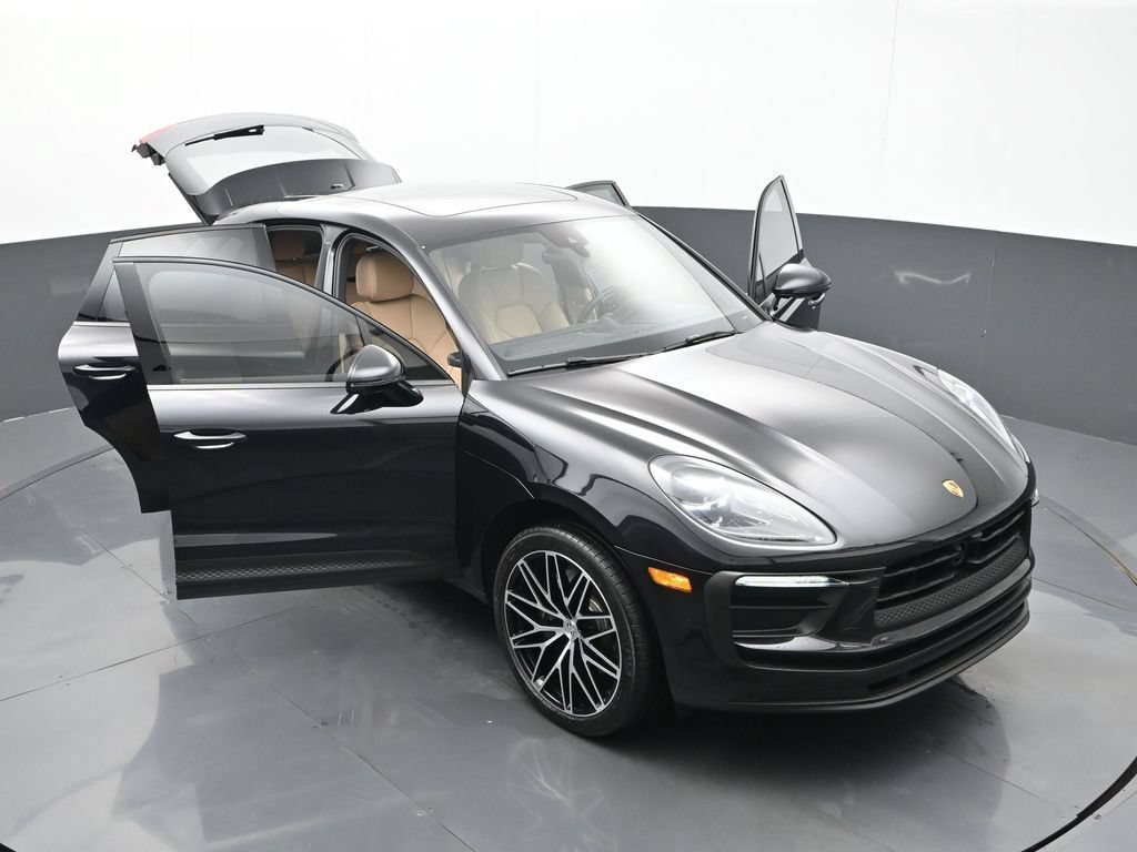 Certified 2025 Porsche Macan AWD/4WD image 33