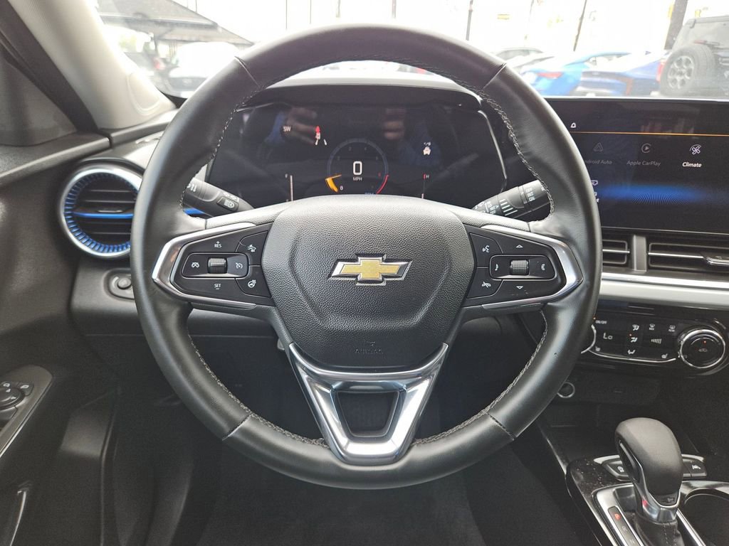 Used 2025 Chevrolet Trax LT w/ LT Convenience Package FWD image 24