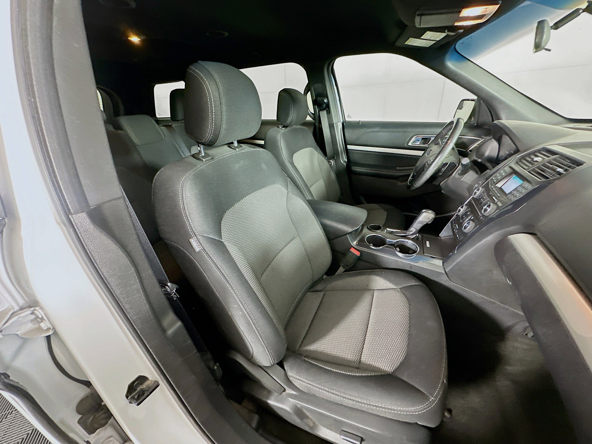 Used 2017 Ford Explorer XLT image 30