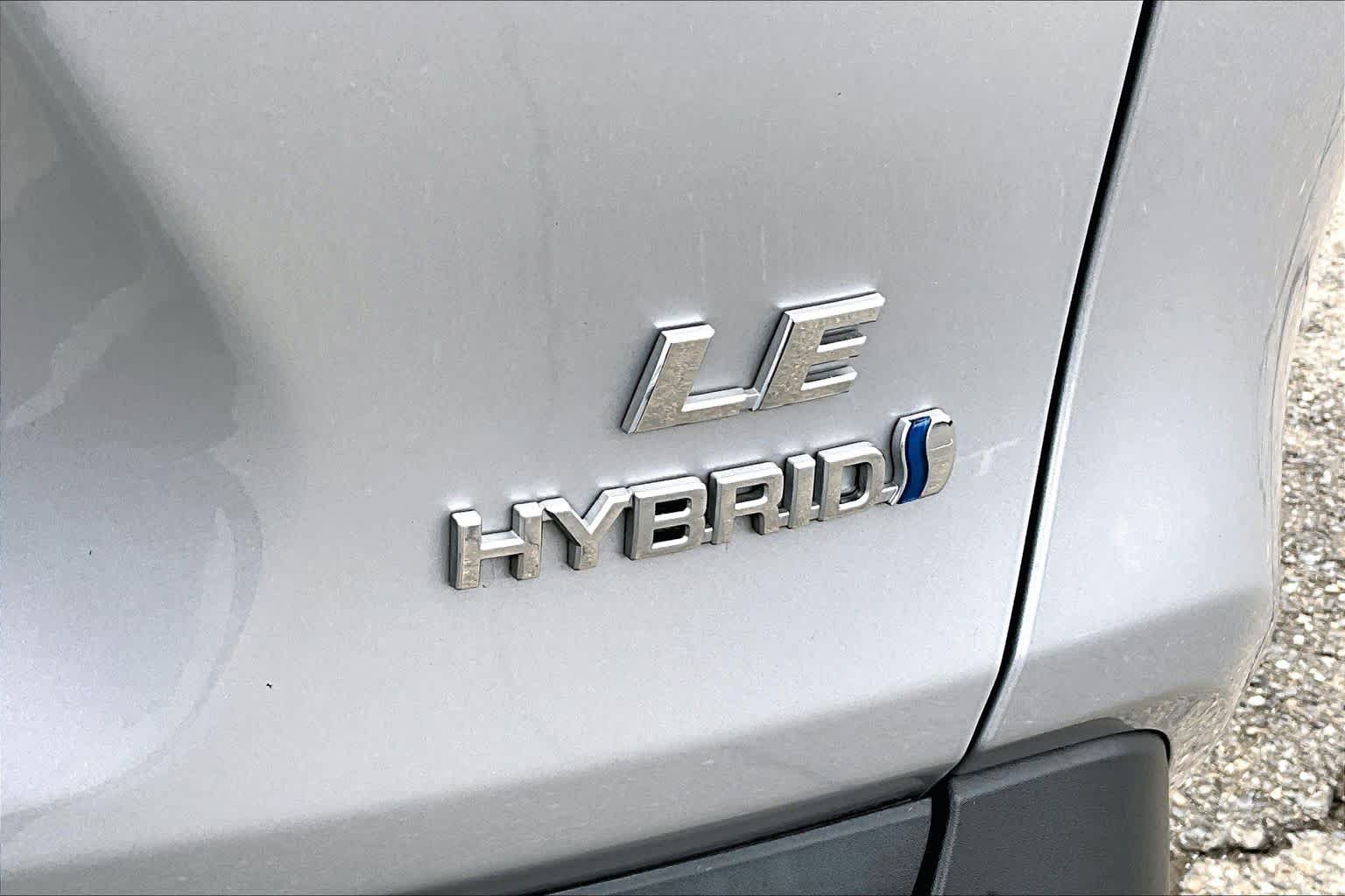 Used 2019 Toyota RAV4 LE w/ Carpet Mat Package AWD/4WD image 9
