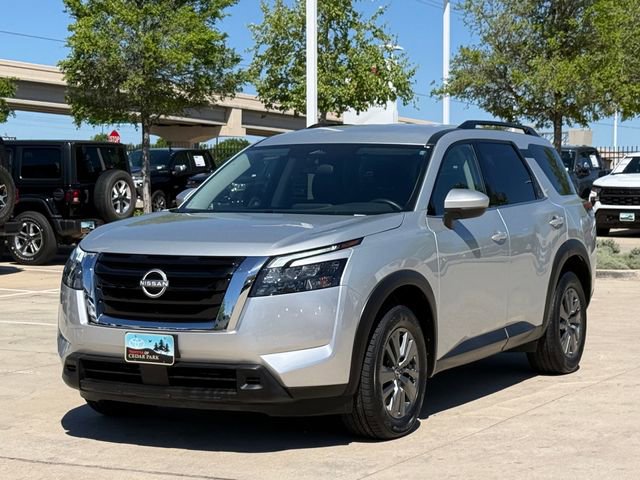Used 2025 Nissan Pathfinder SV image 7