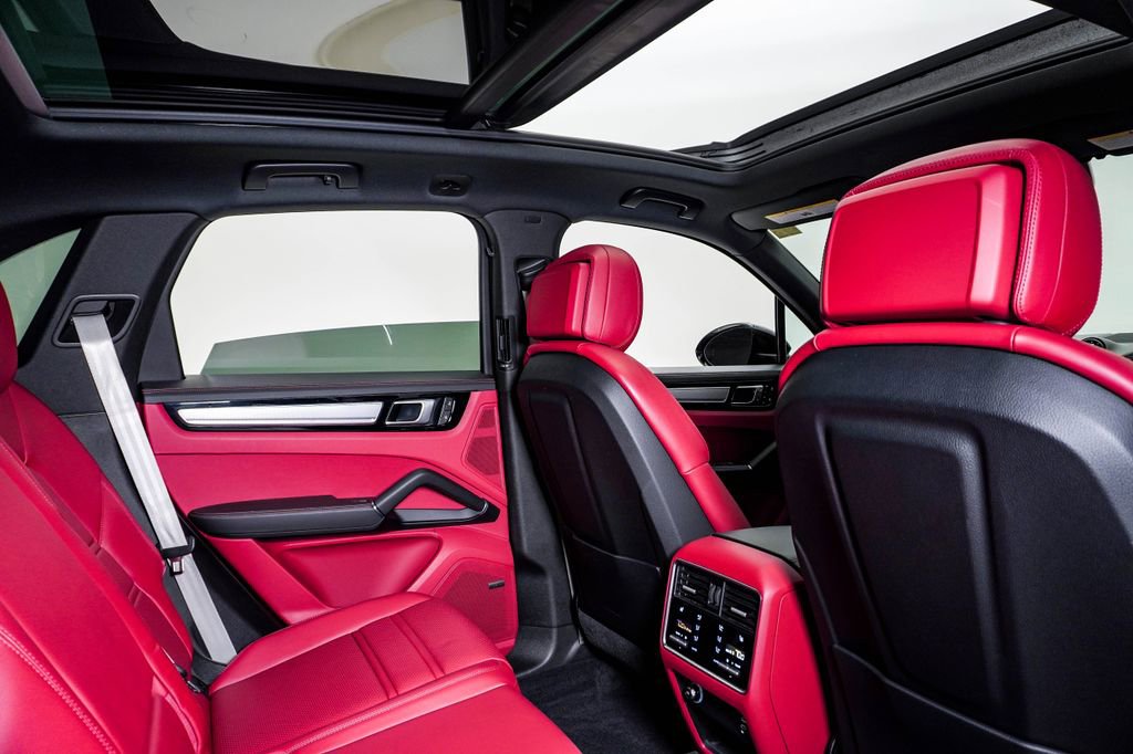Certified 2023 Porsche Cayenne Platinum Edition image 16