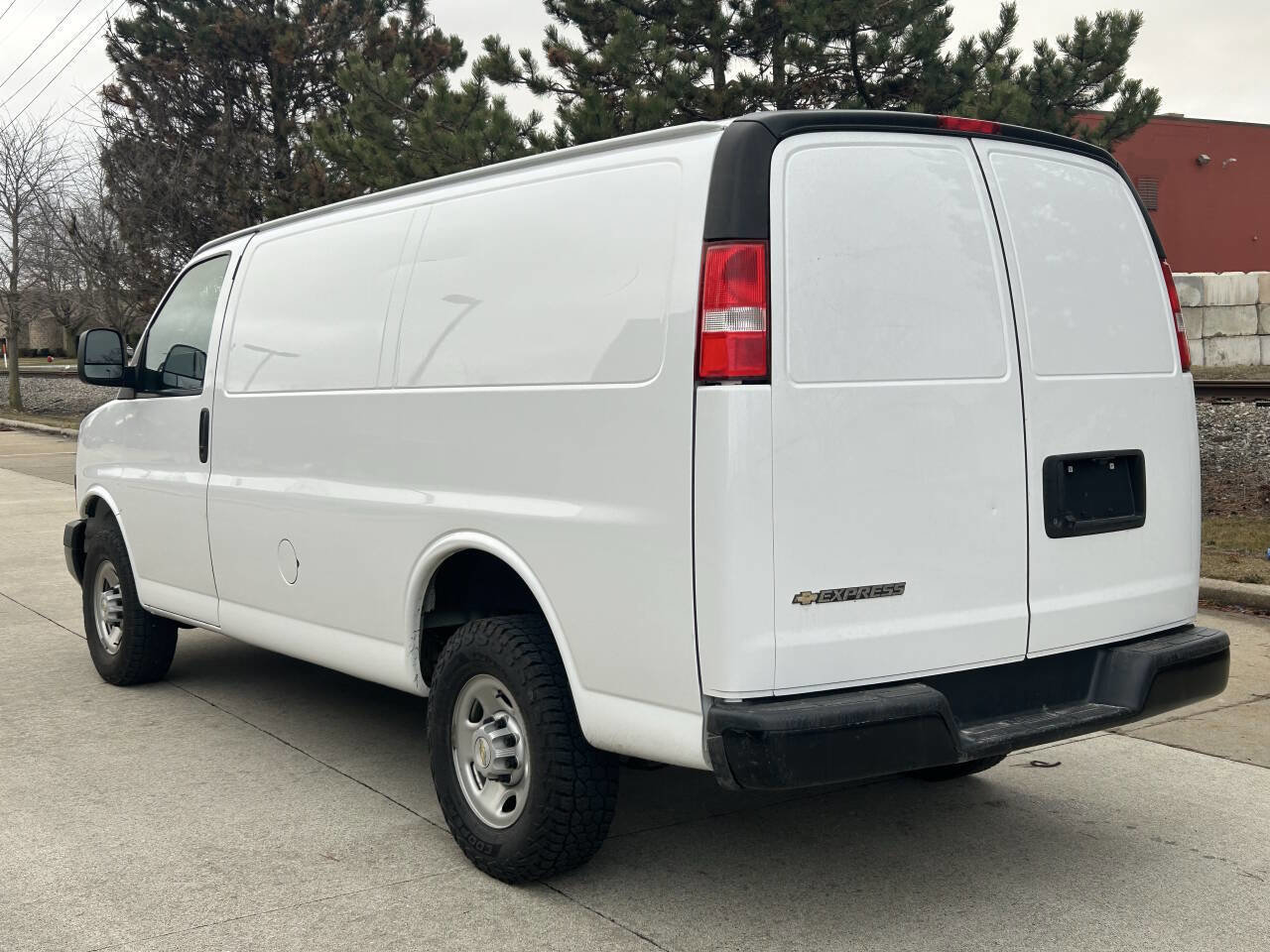 Used 2022 Chevrolet Express 2500 image 4