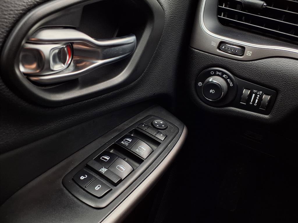 Used 2019 Jeep Cherokee Latitude Plus w/ Cold Weather Group image 22