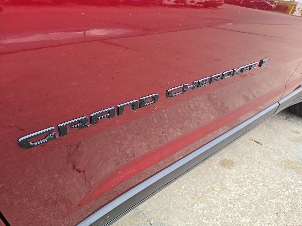 Used 2023 Jeep Grand Cherokee Altitude AWD/4WD image 17