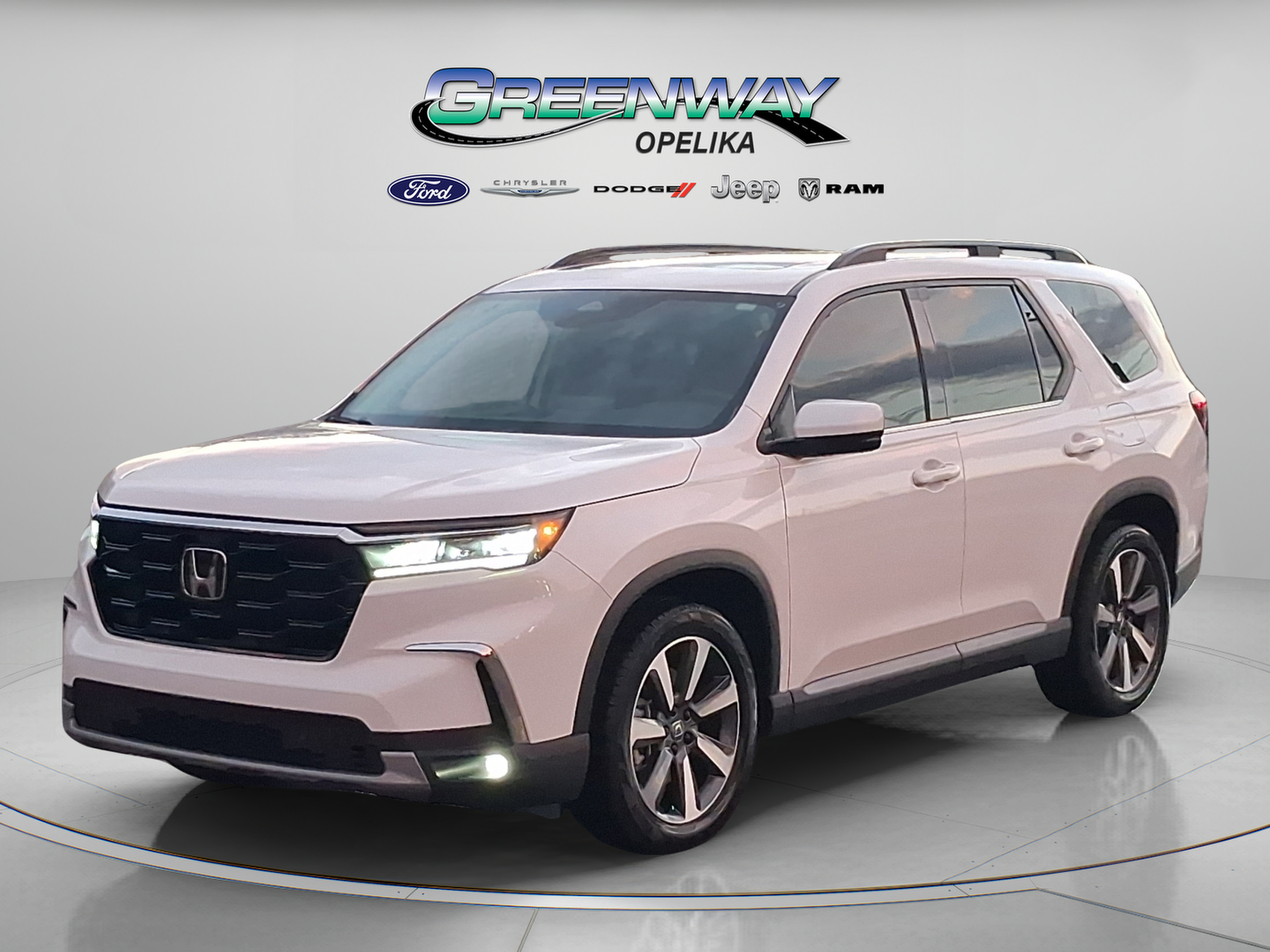 Used 2025 Honda Pilot Touring image 3