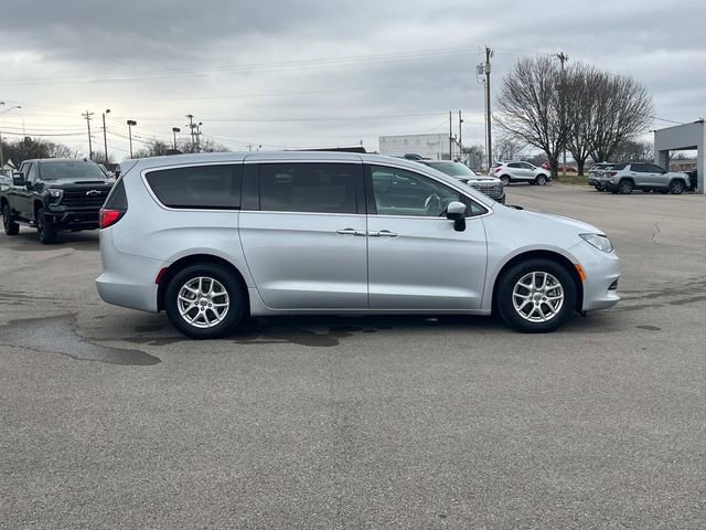 Used 2023 Chrysler Voyager LX image 4