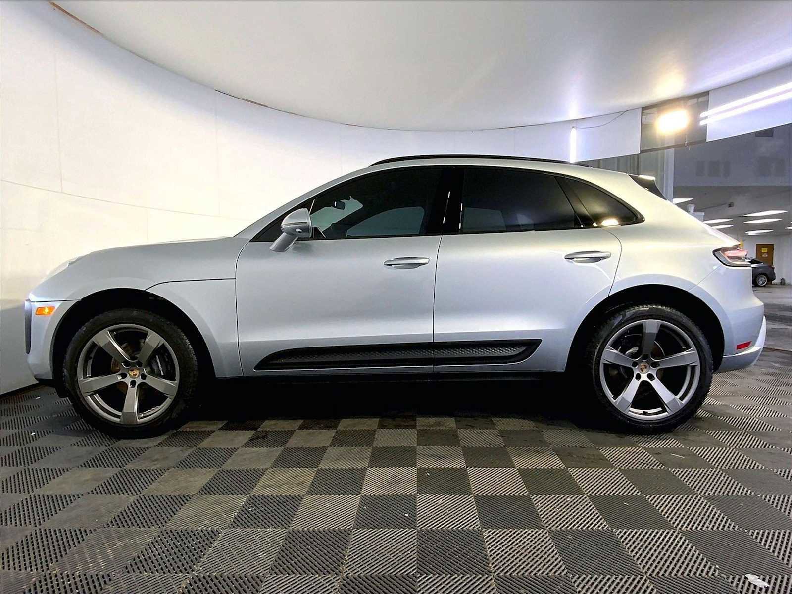 Certified 2023 Porsche Macan image 2