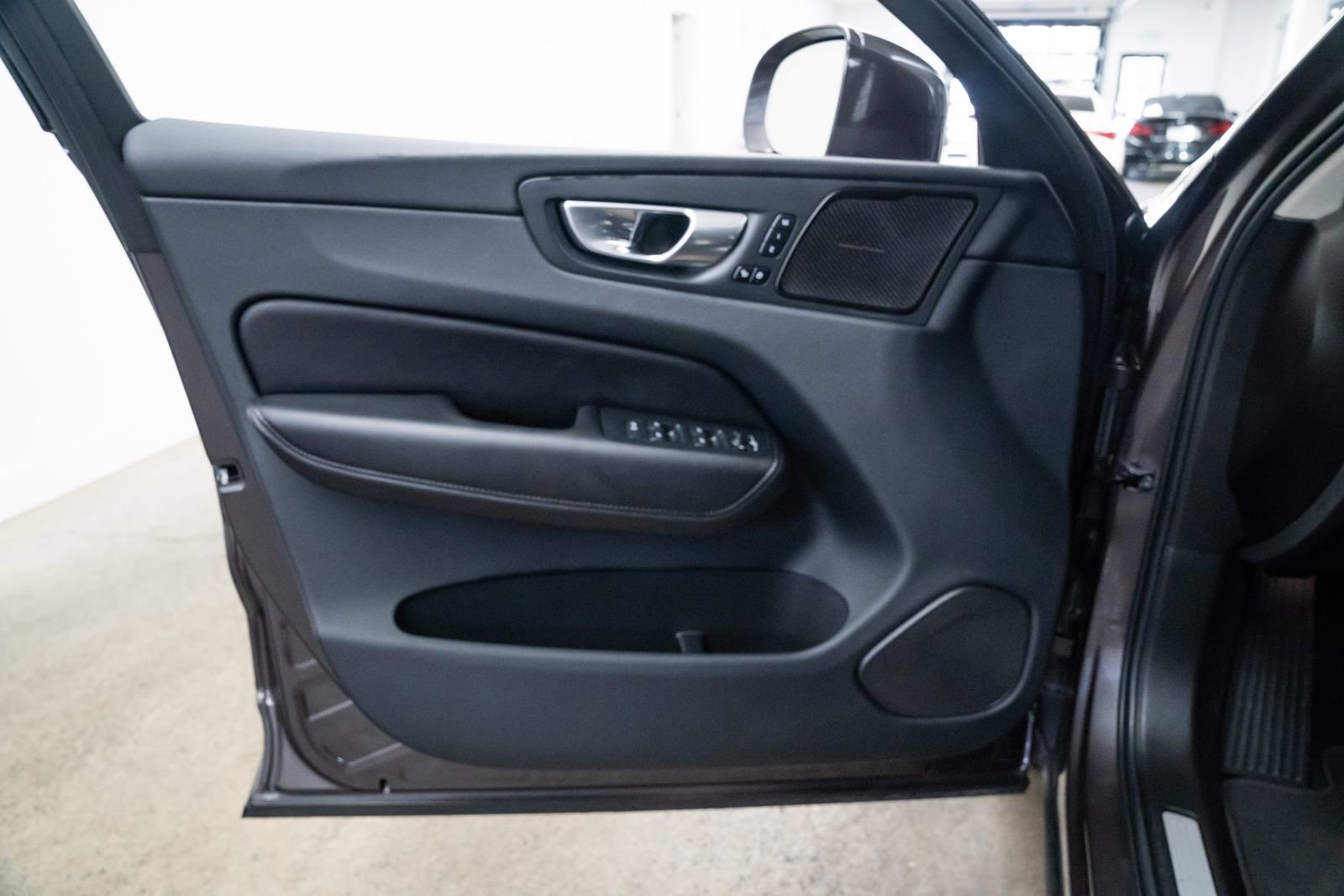 Used 2023 Volvo XC60 B5 Plus AWD/4WD image 17