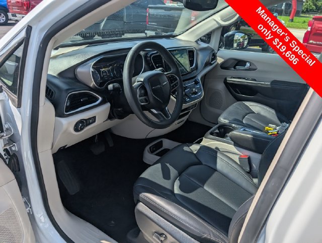 Used 2024 Chrysler Pacifica Touring-L FWD image 14