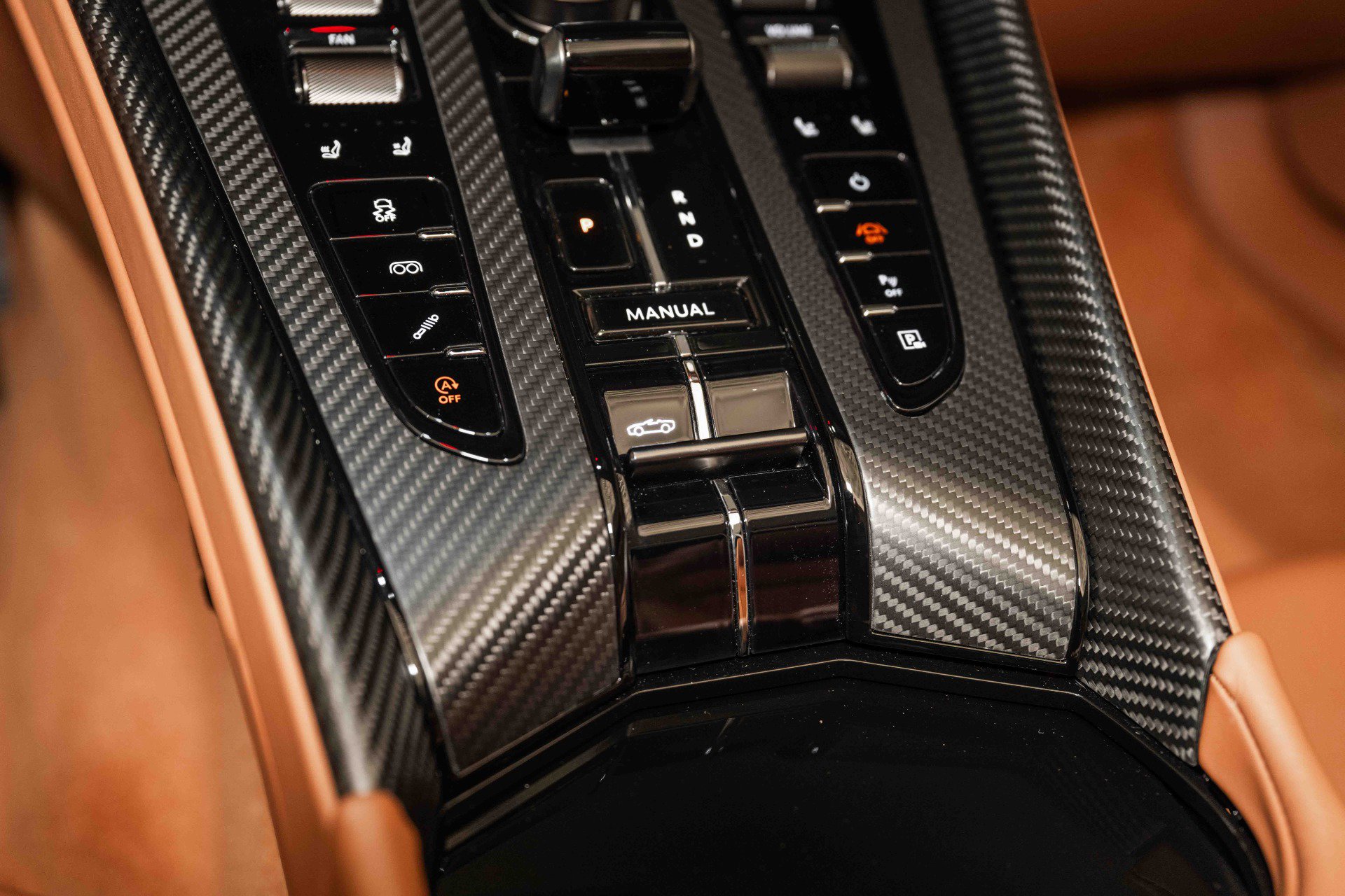 Used 2025 Aston Martin DB12 Convertible image 31