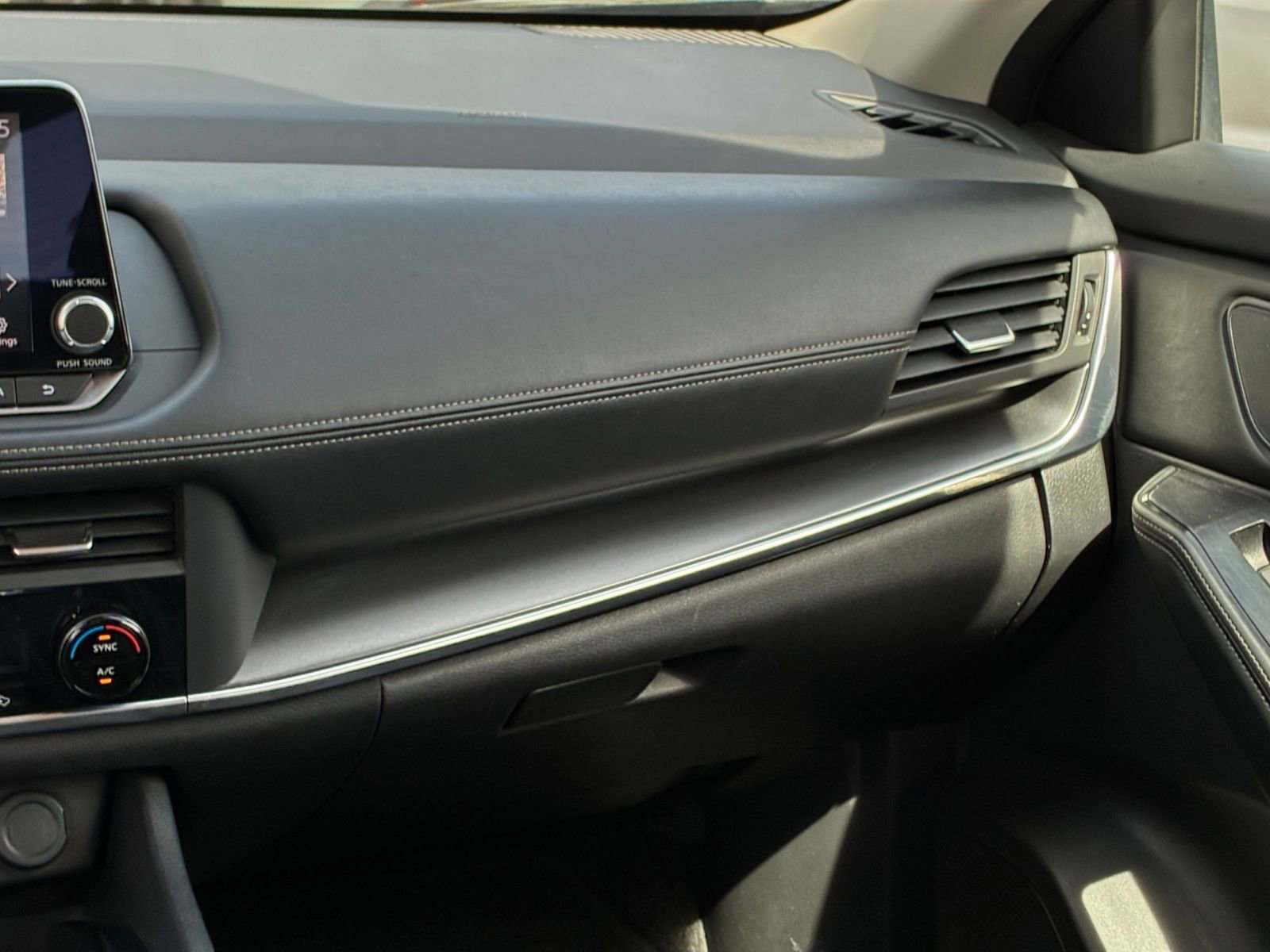 Used 2025 Nissan Rogue SV image 37