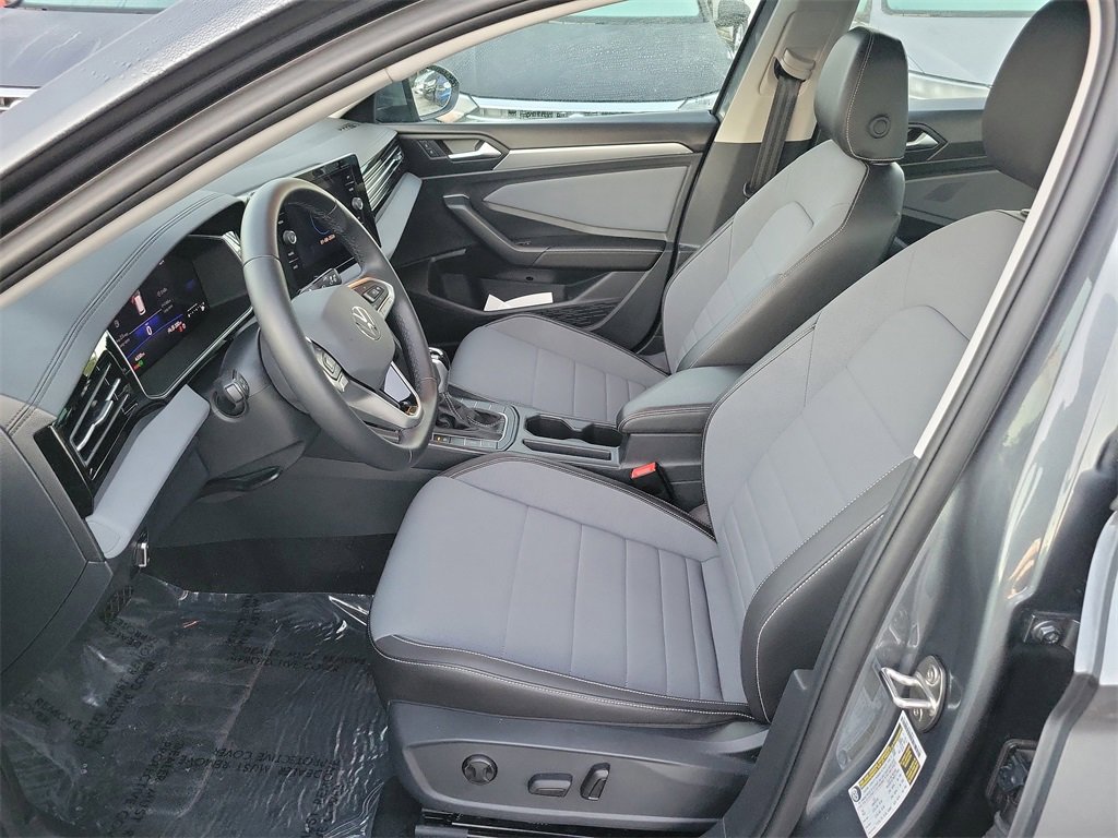 Used 2025 Volkswagen Jetta SE w/ Black Wheel Package image 14