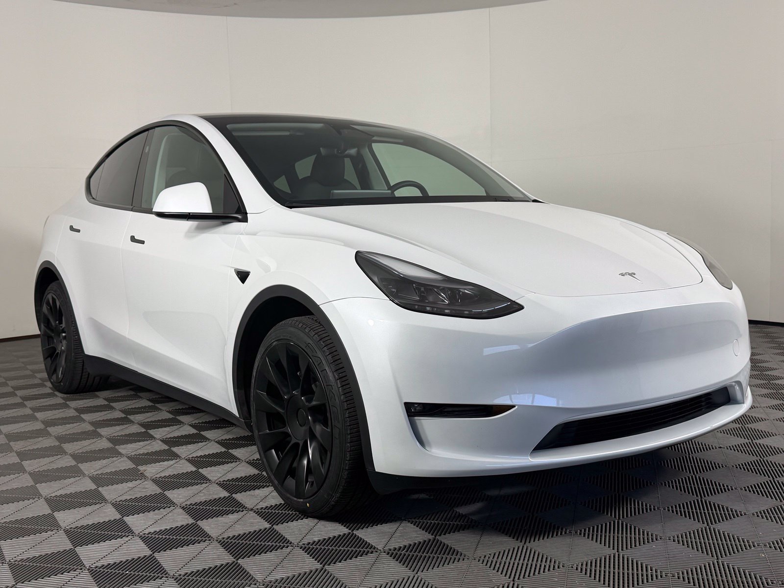 Used 2024 Tesla Model Y Long Range AWD/4WD image 1