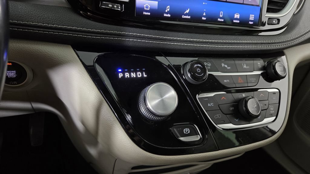 Used 2021 Chrysler Pacifica Touring-L FWD image 22