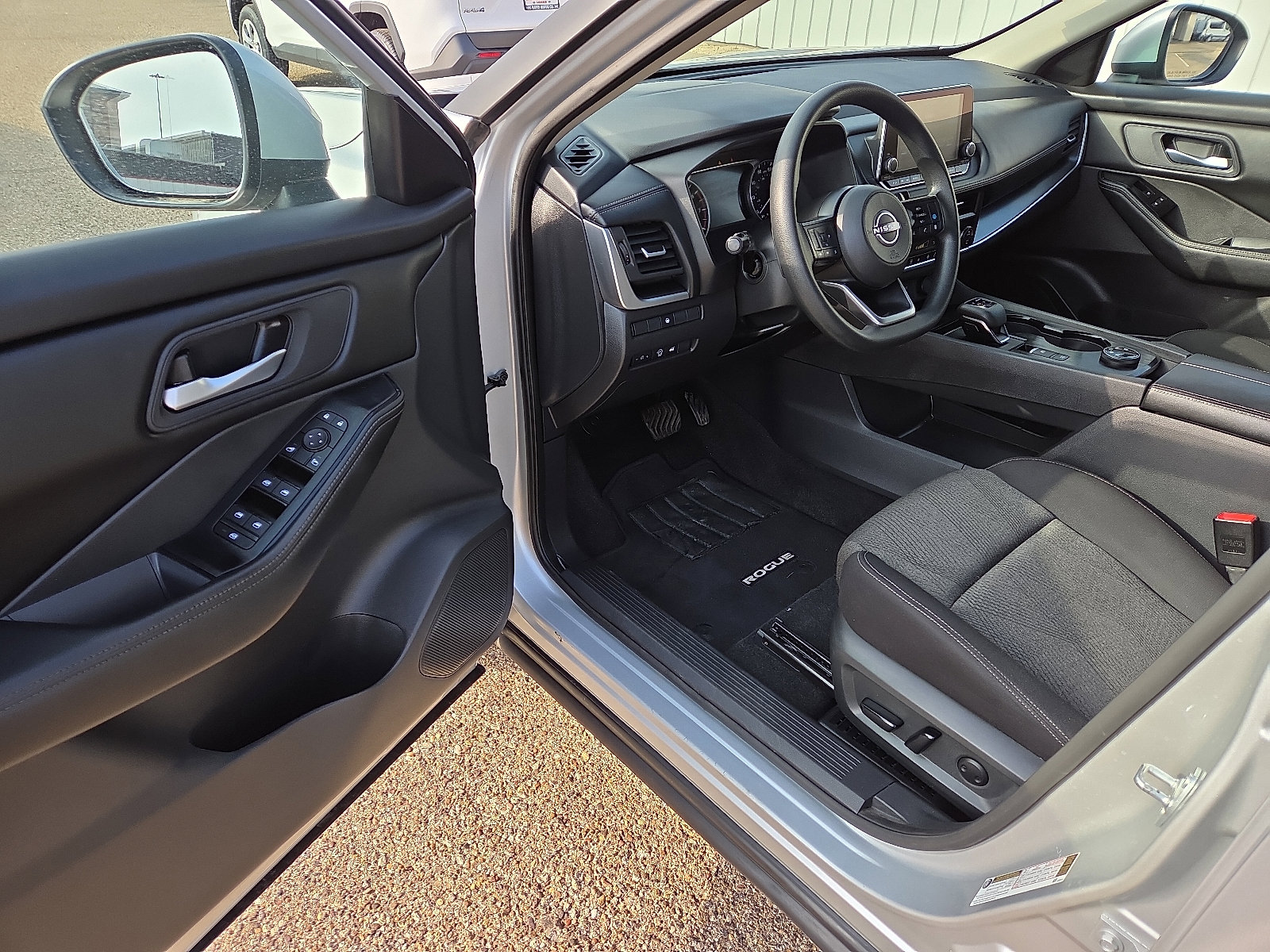 Used 2024 Nissan Rogue SV image 12