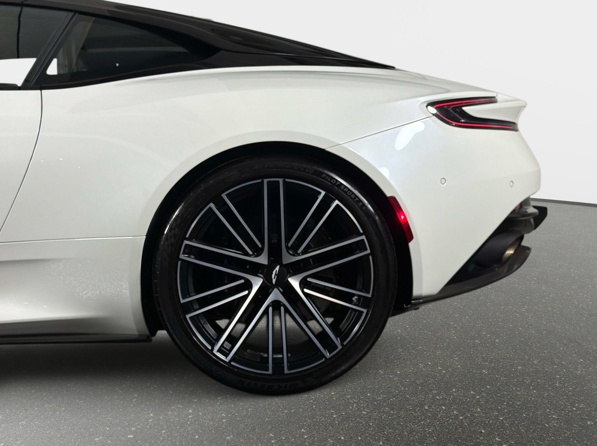 Used 2024 Aston Martin DB12 Coupe RWD image 15