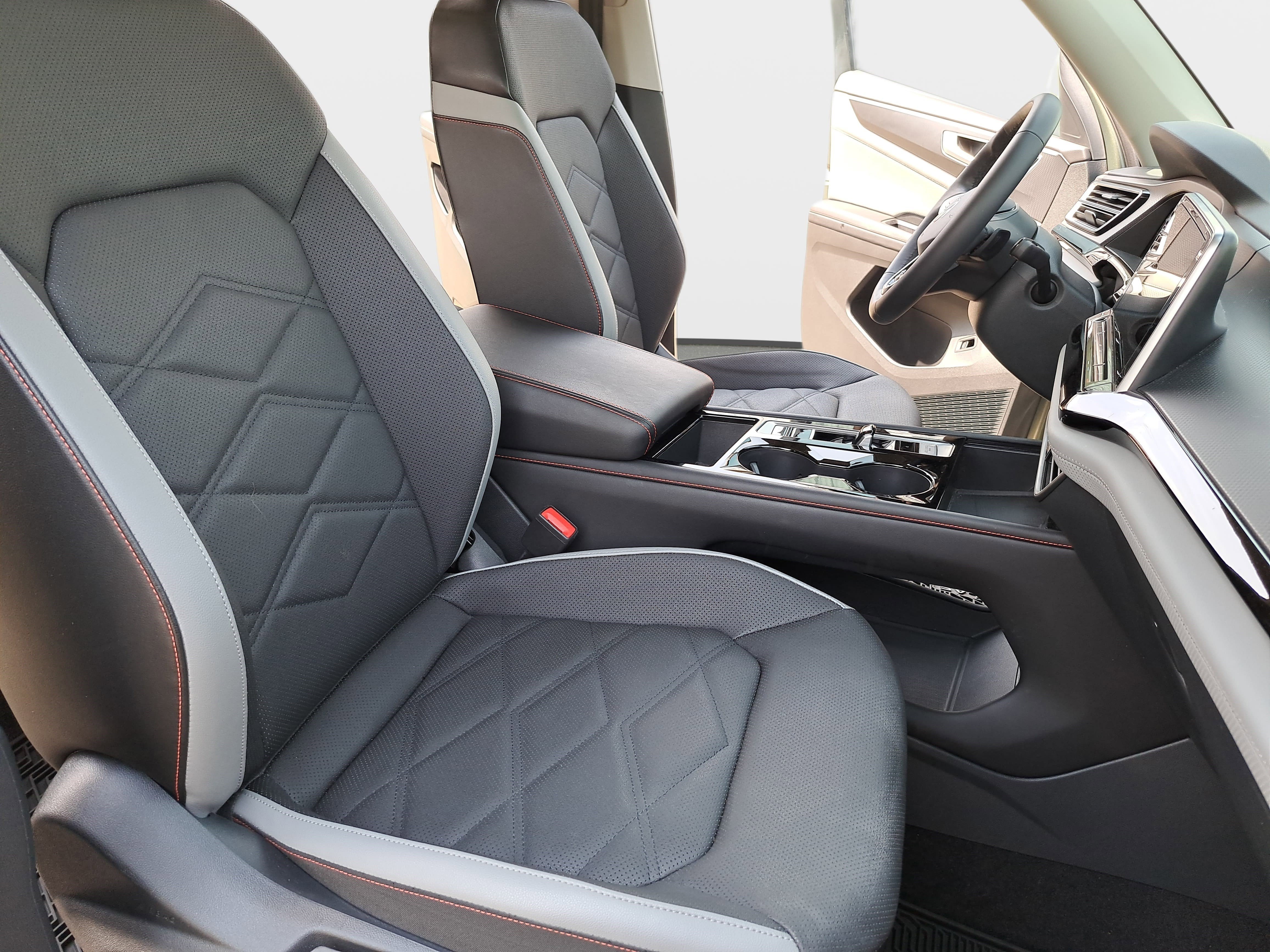 Used 2024 Volkswagen Atlas Peak Edition SE image 10