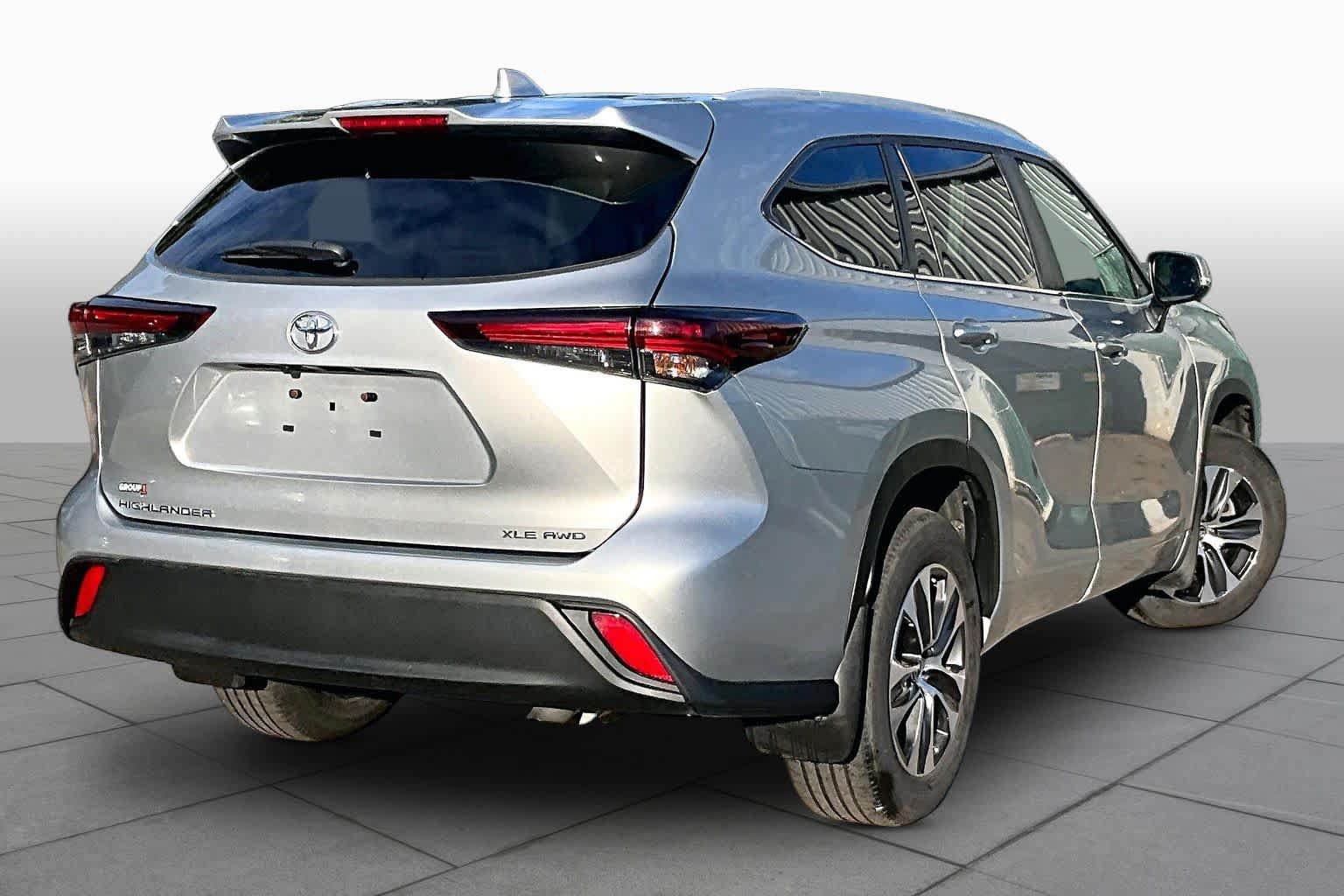 Used 2024 Toyota Highlander XLE AWD/4WD image 13