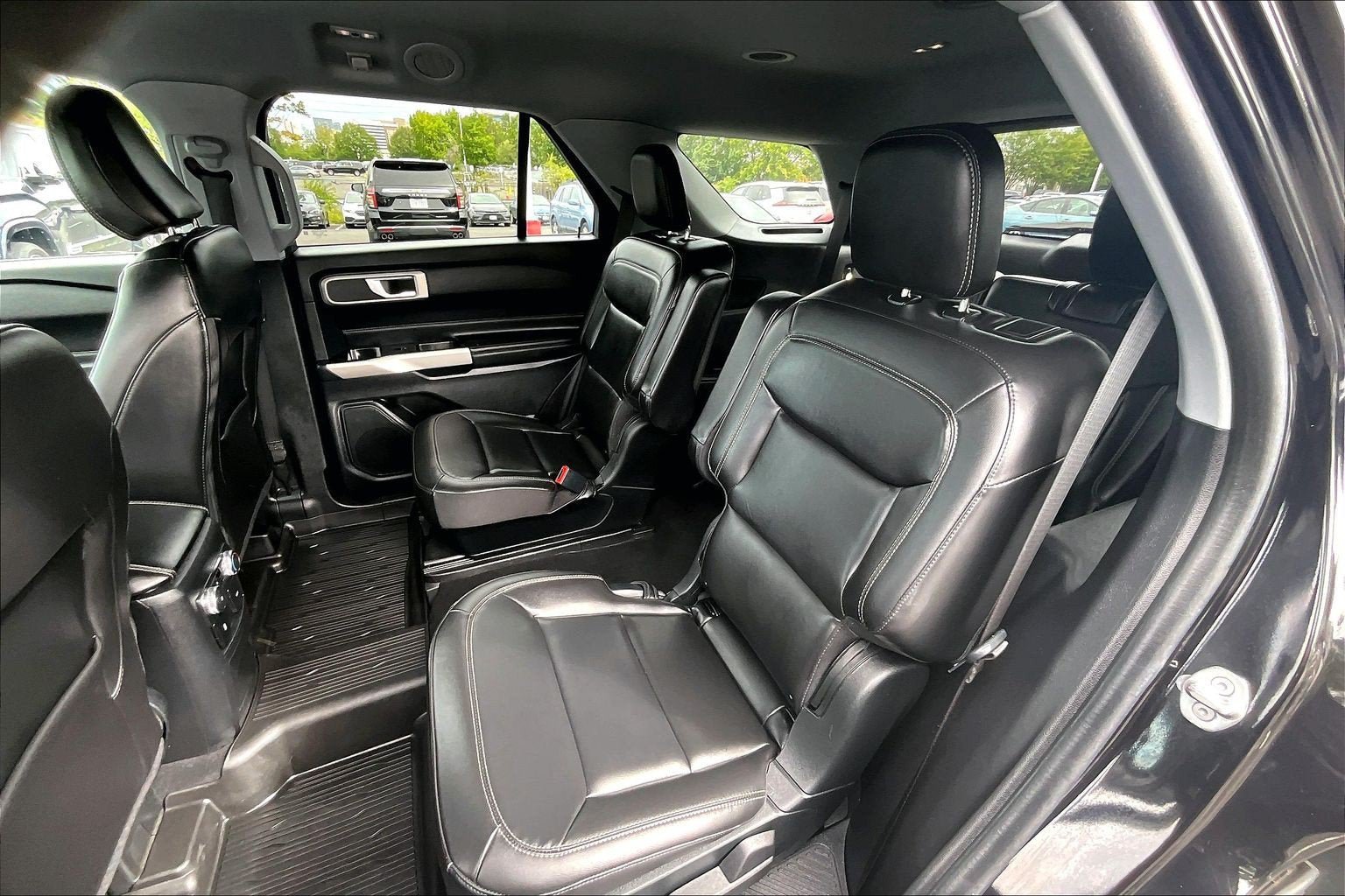 Used 2022 Ford Explorer XLT w/ Equipment Group 202A AWD/4WD image 23