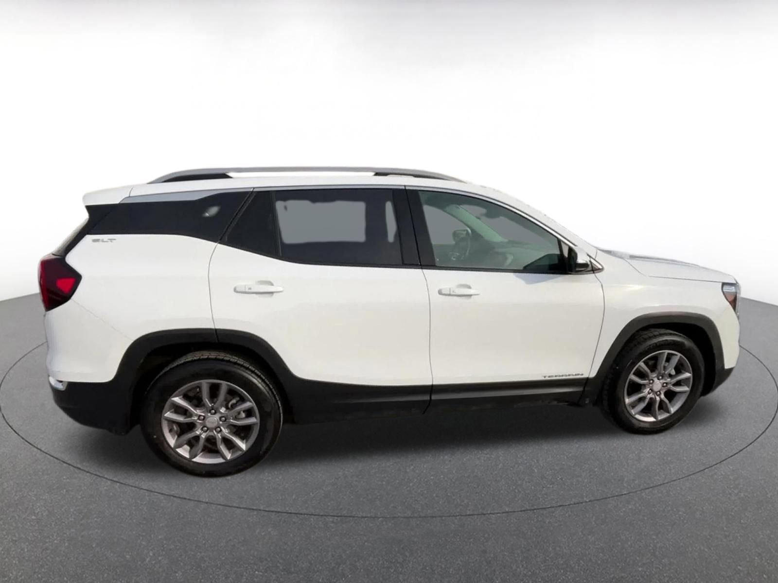 Used 2024 GMC Terrain SLT AWD/4WD image 16