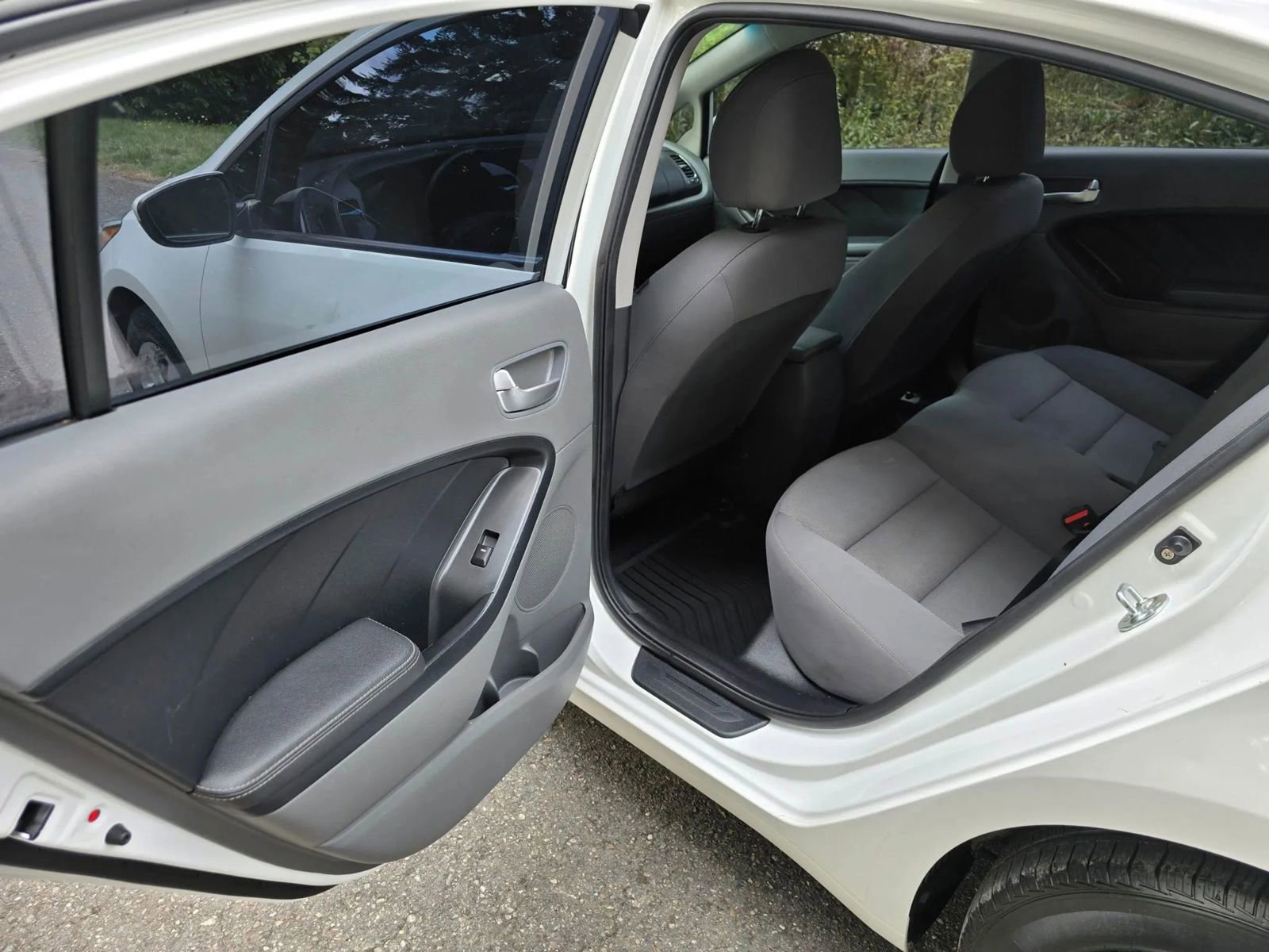 Used 2017 Kia Forte LX image 17