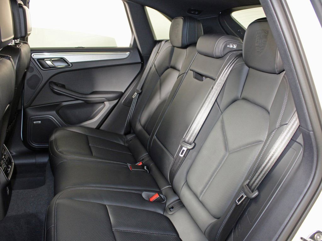 Certified 2026 Porsche Macan AWD/4WD image 35