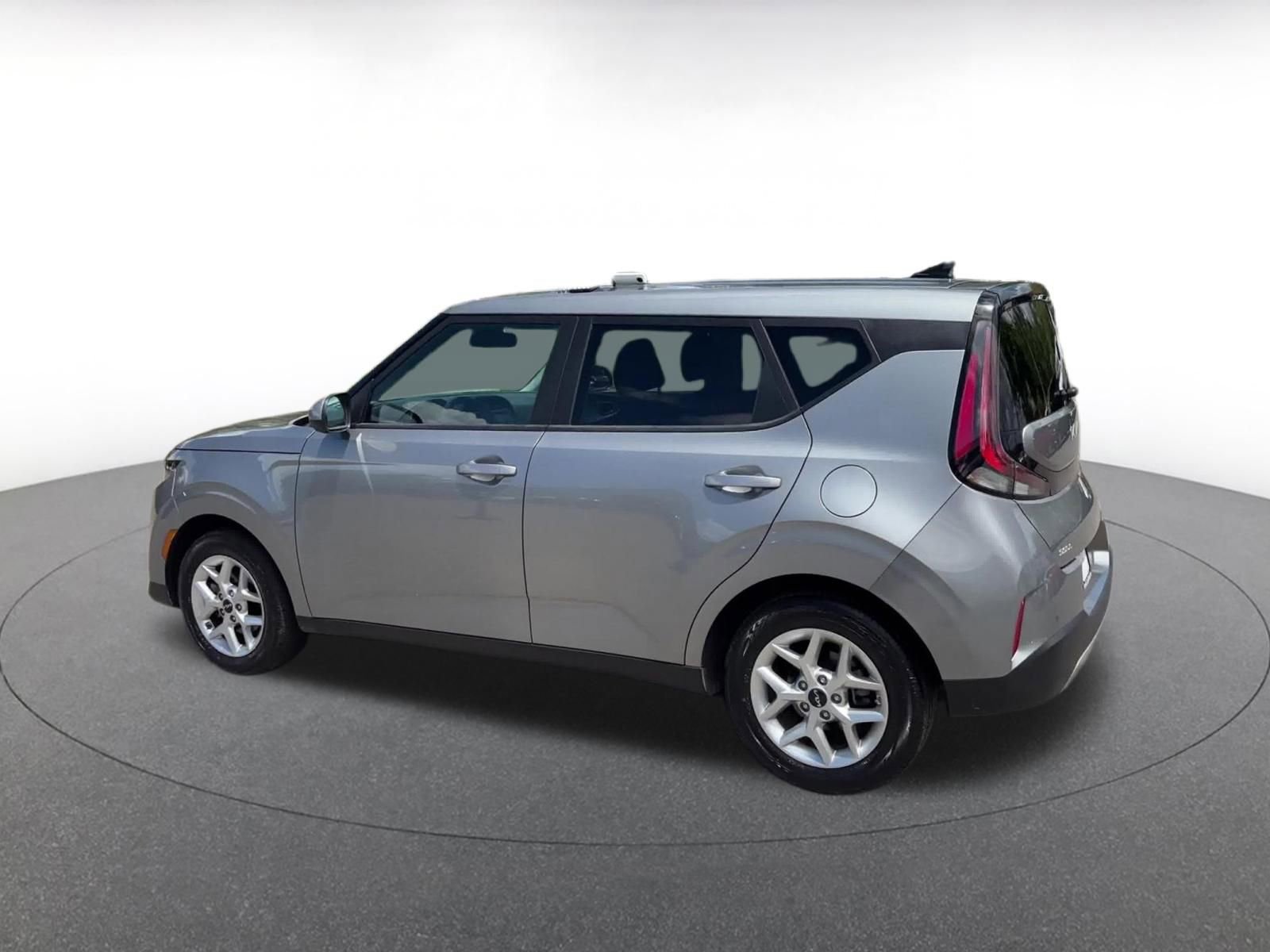 Used 2025 Kia Soul LX w/ LX Technology Package FWD image 9