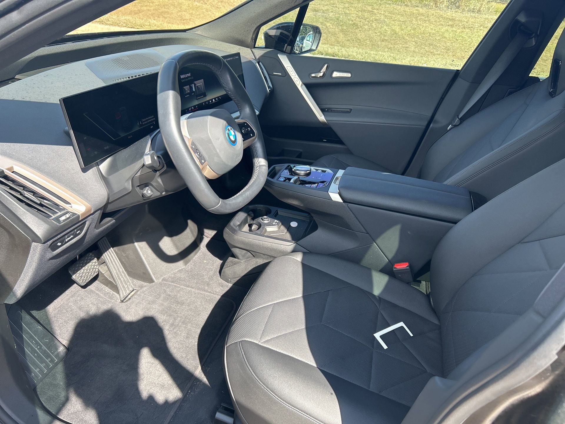 Used 2024 BMW iX xDrive50 w/ Sport Package image 7