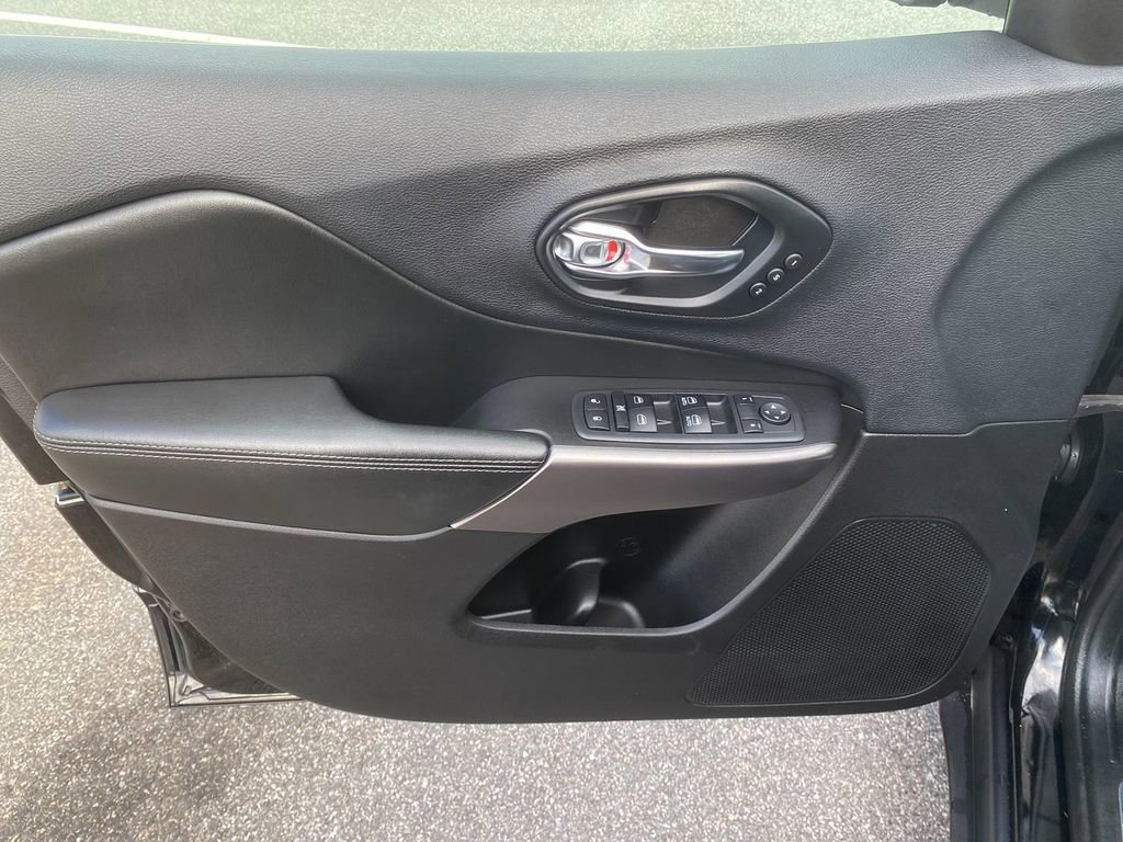 Used 2019 Jeep Cherokee Limited image 11