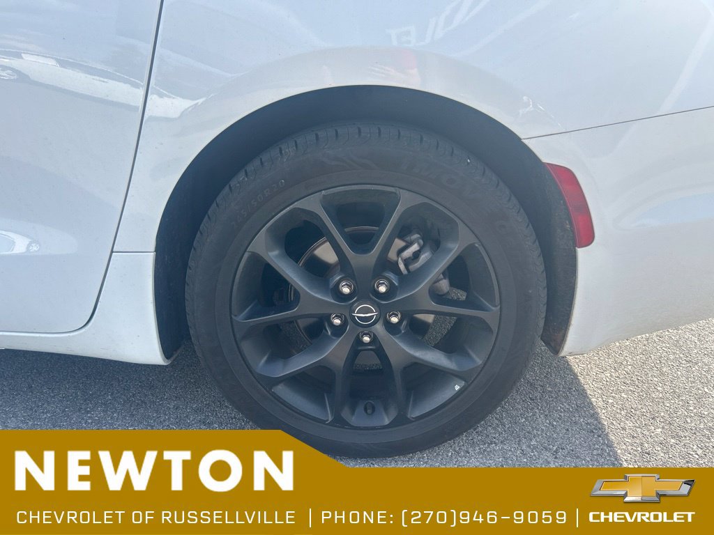 Used 2025 Chrysler Pacifica Limited FWD image 19
