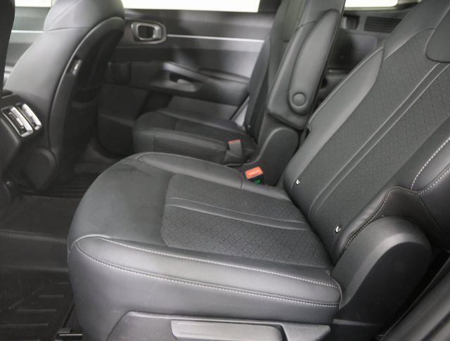 Used 2021 Kia Sorento S image 2