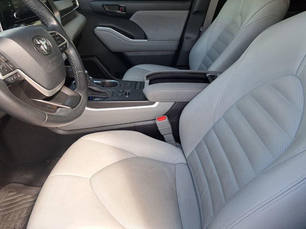 Used 2022 Toyota Highlander LE image 18