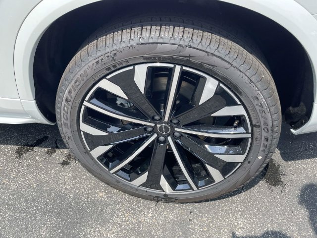 New 2026 Volvo XC90 B6 Plus w/ Protection Package Premier AWD/4WD image 9